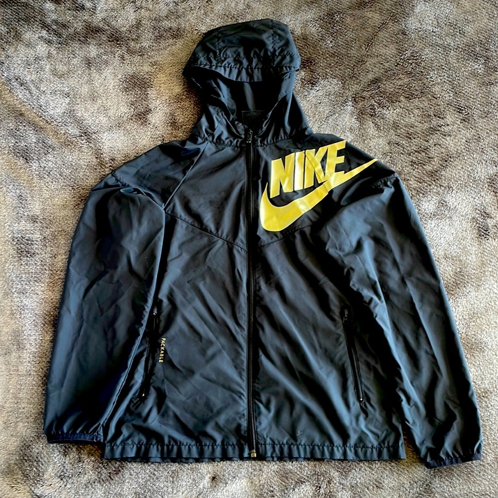 Nike boys Large packable black wind breaker